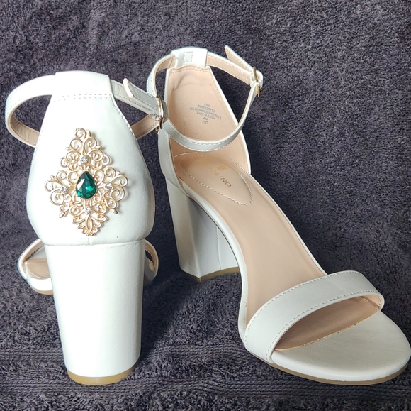 Sz 9.5 White Heels with Gold & Emerald Details - Picture 1 of 6